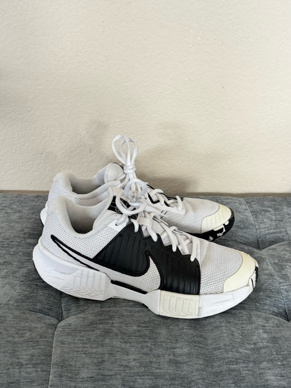 NIKE Zoom Challenge Women’a Pickleball Shows - Black/White - Size 7 (USED)